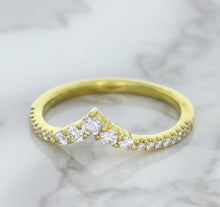 Load image into Gallery viewer, 0.38ctw Diamond Pointed Band in 18K Yellow Gold