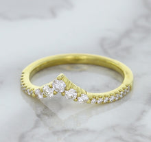Load image into Gallery viewer, 0.38ctw Diamond Pointed Band in 18K Yellow Gold