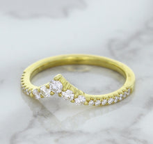 Load image into Gallery viewer, 0.38ctw Diamond Pointed Band in 18K Yellow Gold