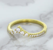 Load image into Gallery viewer, 0.38ctw Diamond Pointed Band in 18K Yellow Gold