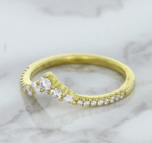 Load image into Gallery viewer, 0.38ctw Diamond Pointed Band in 18K Yellow Gold