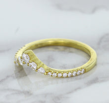 Load image into Gallery viewer, 0.38ctw Diamond Pointed Band in 18K Yellow Gold