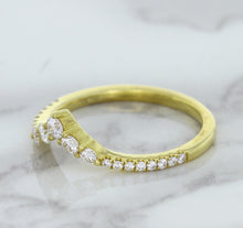Load image into Gallery viewer, 0.38ctw Diamond Pointed Band in 18K Yellow Gold