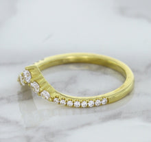 Load image into Gallery viewer, 0.38ctw Diamond Pointed Band in 18K Yellow Gold