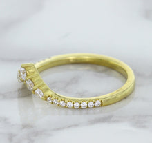 Load image into Gallery viewer, 0.38ctw Diamond Pointed Band in 18K Yellow Gold