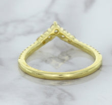 Load image into Gallery viewer, 0.38ctw Diamond Pointed Band in 18K Yellow Gold