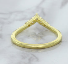 Load image into Gallery viewer, 0.38ctw Diamond Pointed Band in 18K Yellow Gold