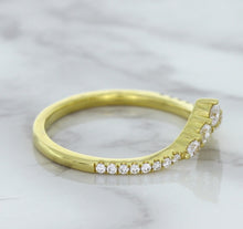 Load image into Gallery viewer, 0.38ctw Diamond Pointed Band in 18K Yellow Gold