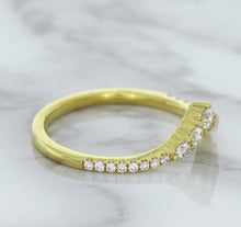 Load image into Gallery viewer, 0.38ctw Diamond Pointed Band in 18K Yellow Gold