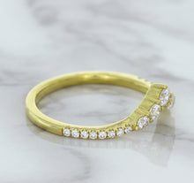 Load image into Gallery viewer, 0.38ctw Diamond Pointed Band in 18K Yellow Gold