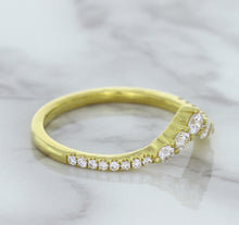 Load image into Gallery viewer, 0.38ctw Diamond Pointed Band in 18K Yellow Gold