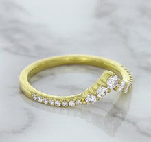 Load image into Gallery viewer, 0.38ctw Diamond Pointed Band in 18K Yellow Gold