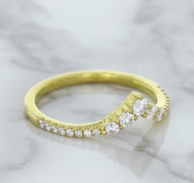 Load image into Gallery viewer, 0.38ctw Diamond Pointed Band in 18K Yellow Gold