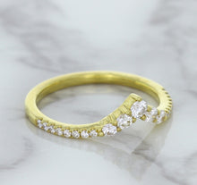 Load image into Gallery viewer, 0.38ctw Diamond Pointed Band in 18K Yellow Gold