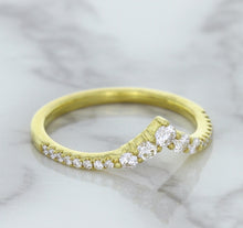 Load image into Gallery viewer, 0.38ctw Diamond Pointed Band in 18K Yellow Gold