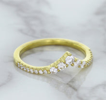 Load image into Gallery viewer, 0.38ctw Diamond Pointed Band in 18K Yellow Gold