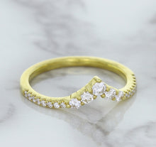 Load image into Gallery viewer, 0.38ctw Diamond Pointed Band in 18K Yellow Gold