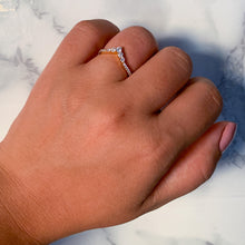 Load image into Gallery viewer, 0.38ctw Diamond Pointed Band in 18K Yellow Gold