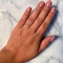 Load image into Gallery viewer, 0.17ctw Diamond Pointed Band in 18K White Gold