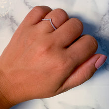 Load image into Gallery viewer, 0.17ctw Diamond Pointed Band in 18K White Gold